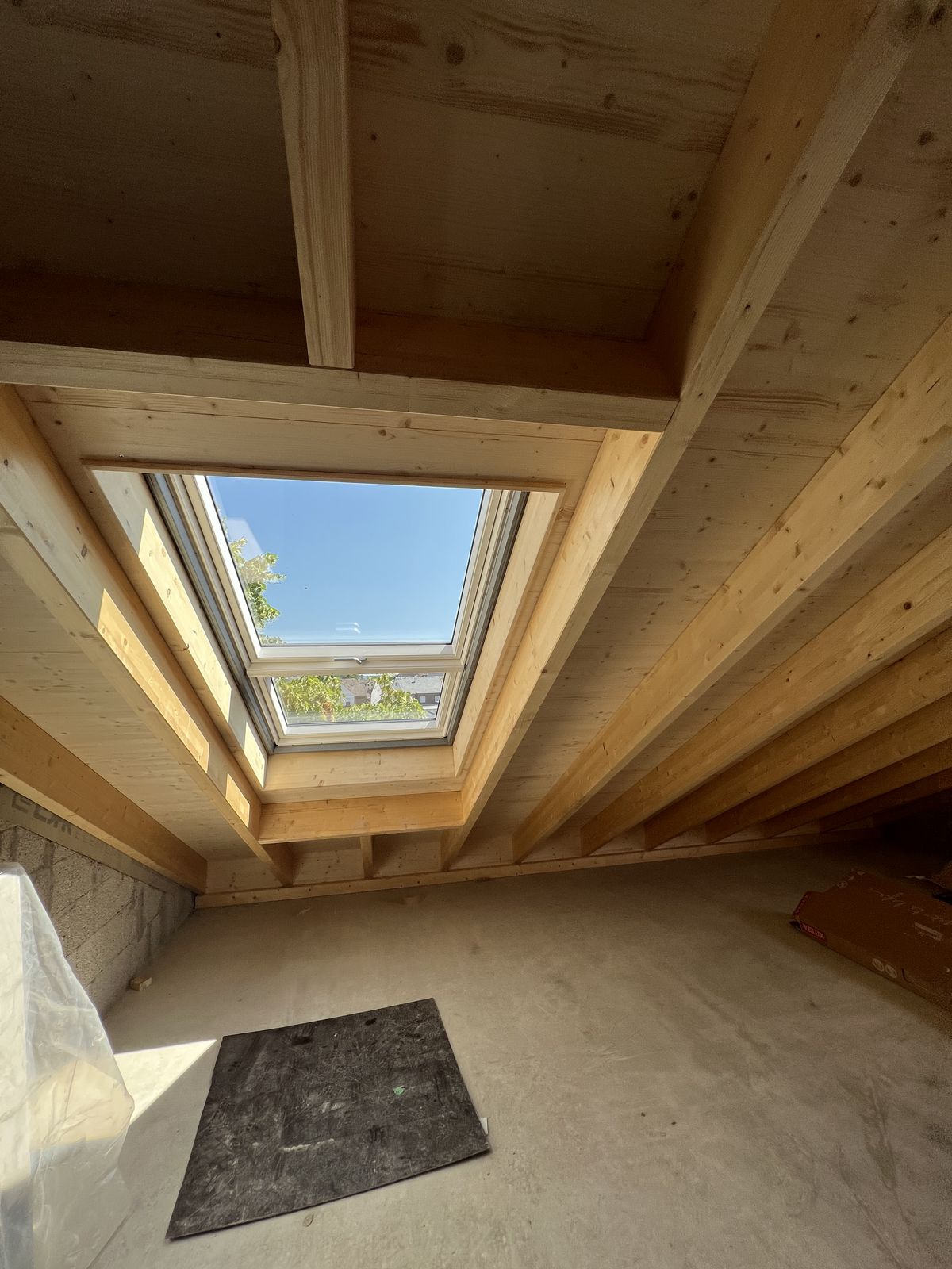Neu eingebautes VELUX Dachfenster im Rohbau-Dachgeschoss