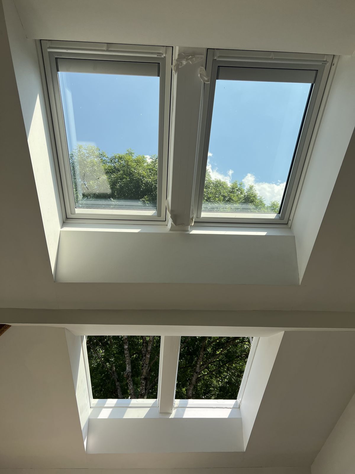 Vier VELUX Dachfenster als Kombination nebeneinander und übereinander